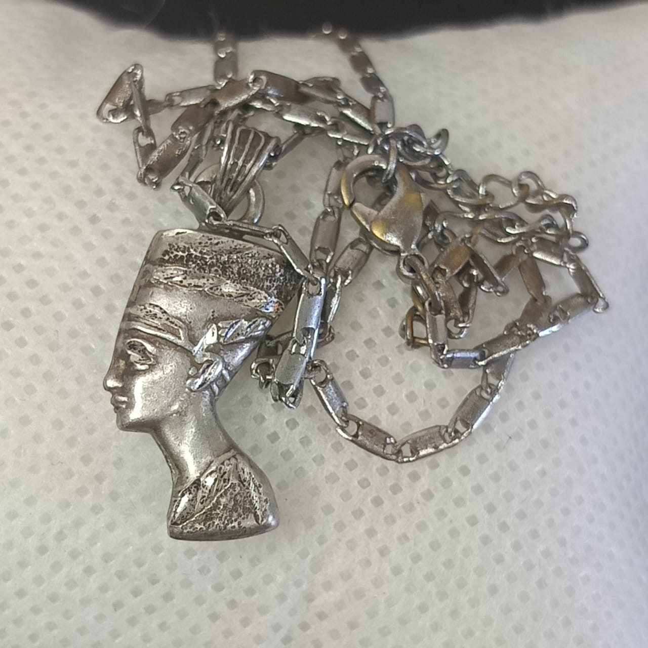 سلسلة بقلادة فضة