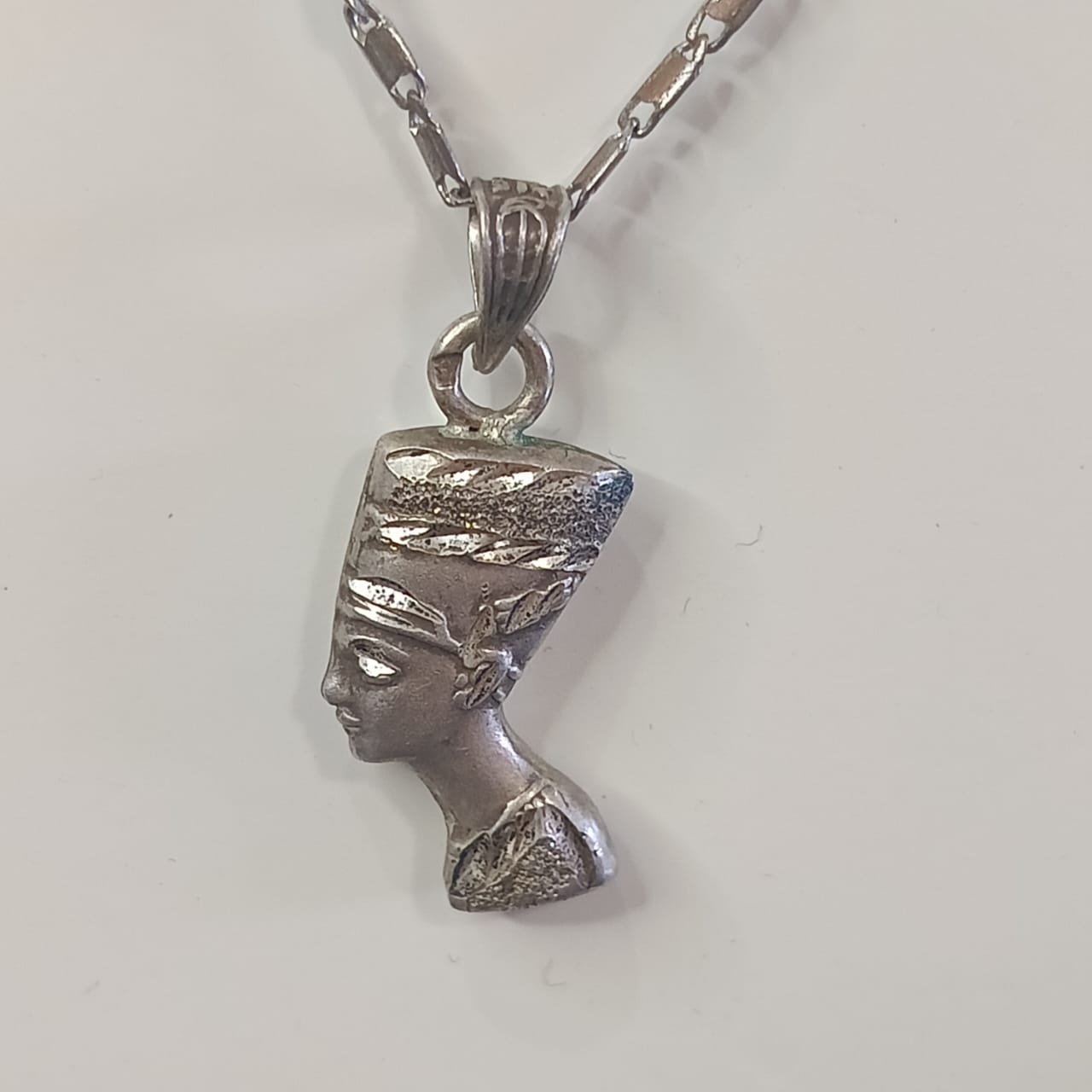 سلسلة بقلادة فضة