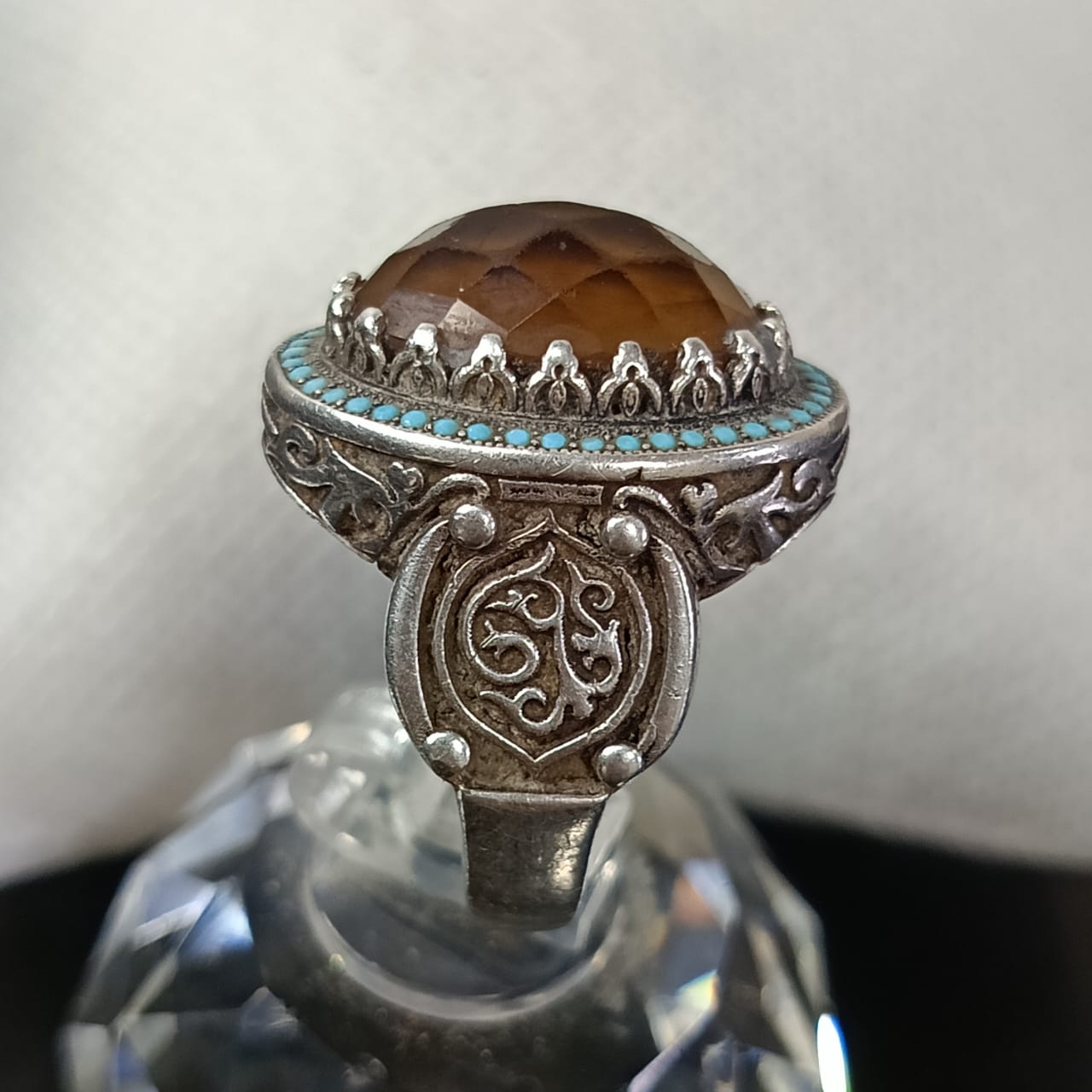 خاتم فضة تحفة بحجر عقيق عسلي ومرصع بحجر فيروز