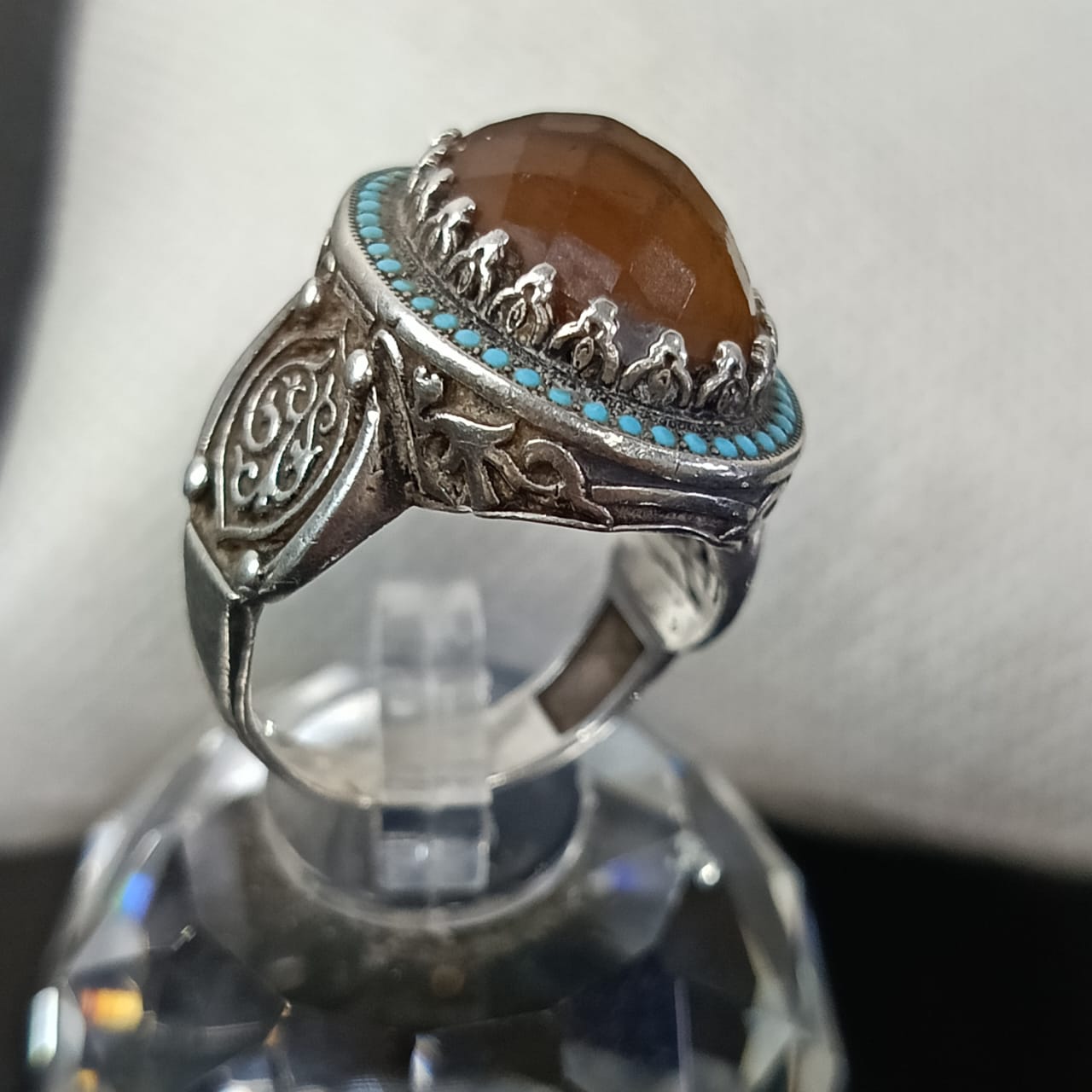 خاتم فضة تحفة بحجر عقيق عسلي ومرصع بحجر فيروز