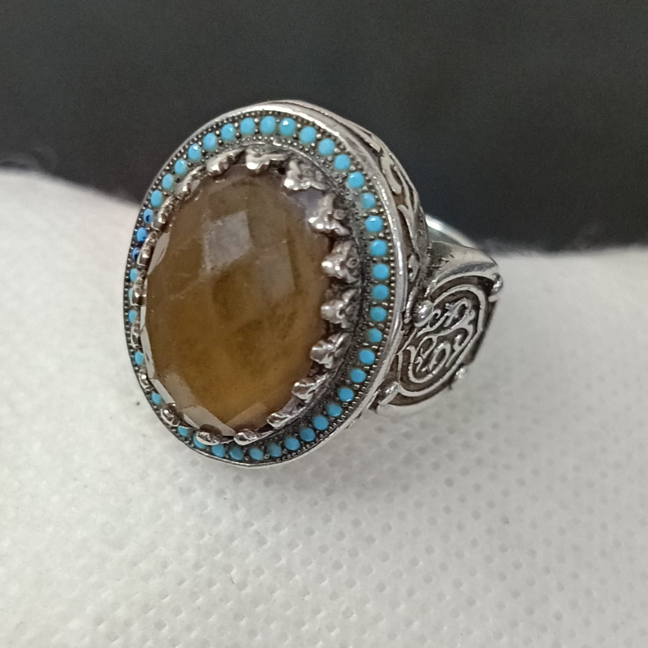 خاتم فضة تحفة بحجر عقيق عسلي ومرصع بحجر فيروز