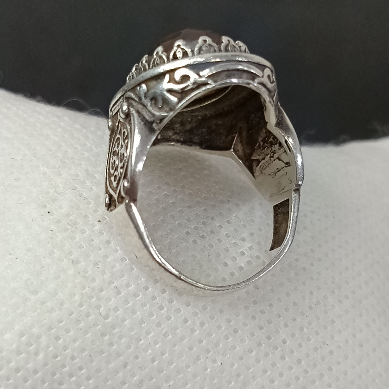 خاتم فضة تحفة بحجر عقيق عسلي ومرصع بحجر فيروز