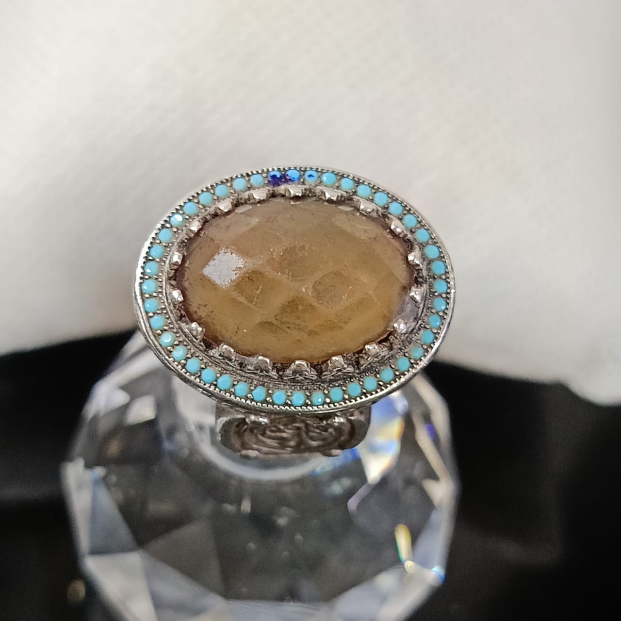 خاتم فضة تحفة بحجر عقيق عسلي ومرصع بحجر فيروز