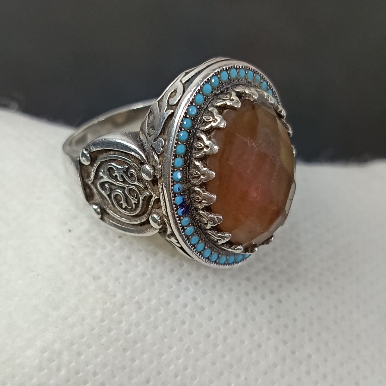خاتم فضة تحفة بحجر عقيق عسلي ومرصع بحجر فيروز