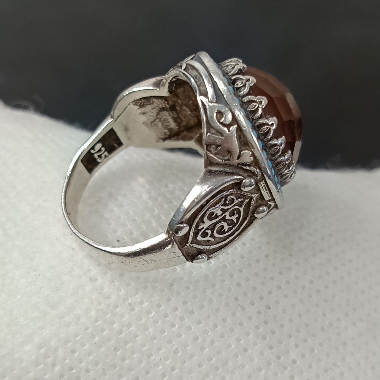 خاتم فضة تحفة بحجر عقيق عسلي ومرصع بحجر فيروز