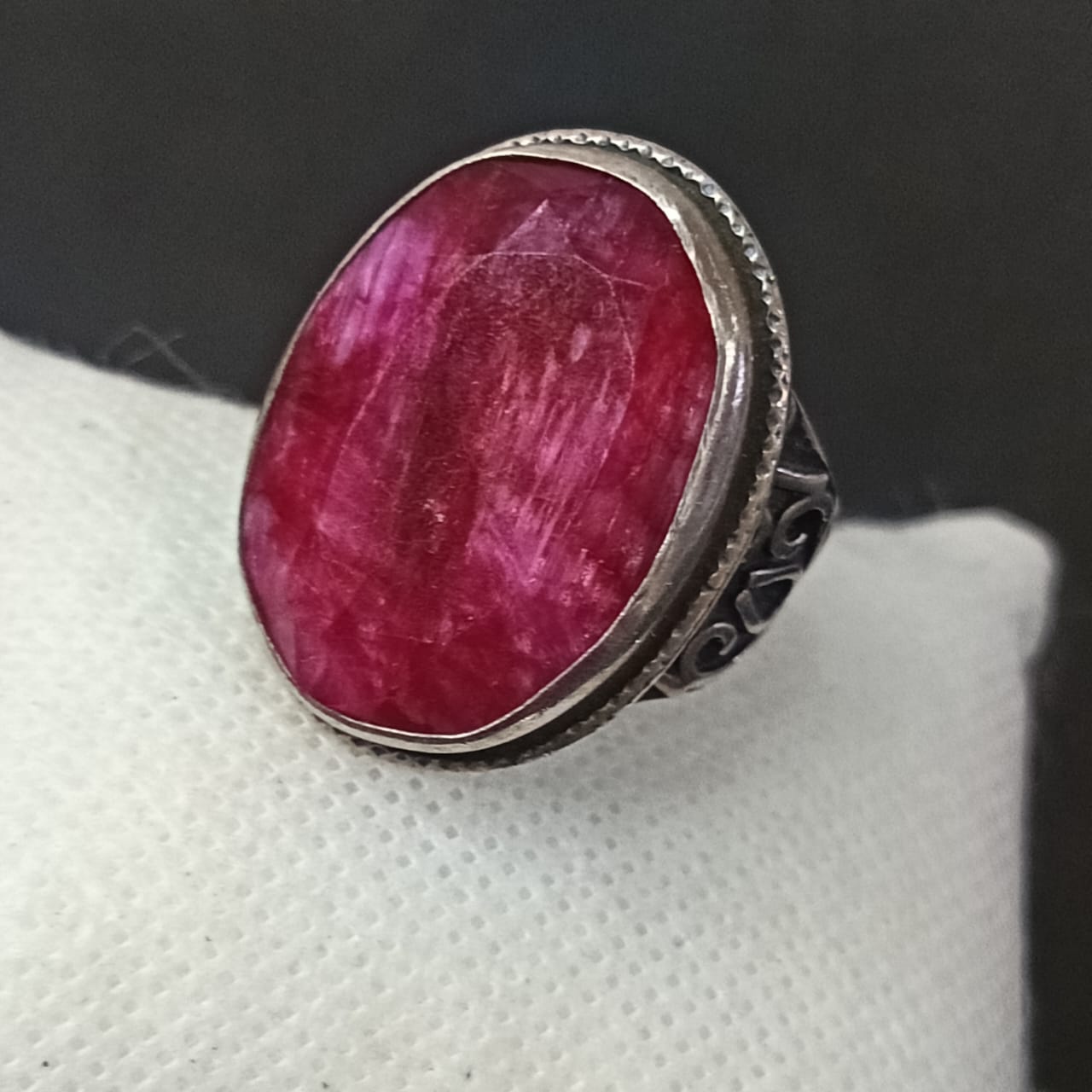 خاتم مميز تحفة فضة بحجر ياقوت طبيعي