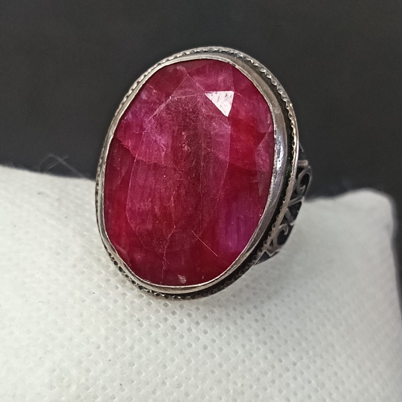 خاتم مميز تحفة فضة بحجر ياقوت طبيعي