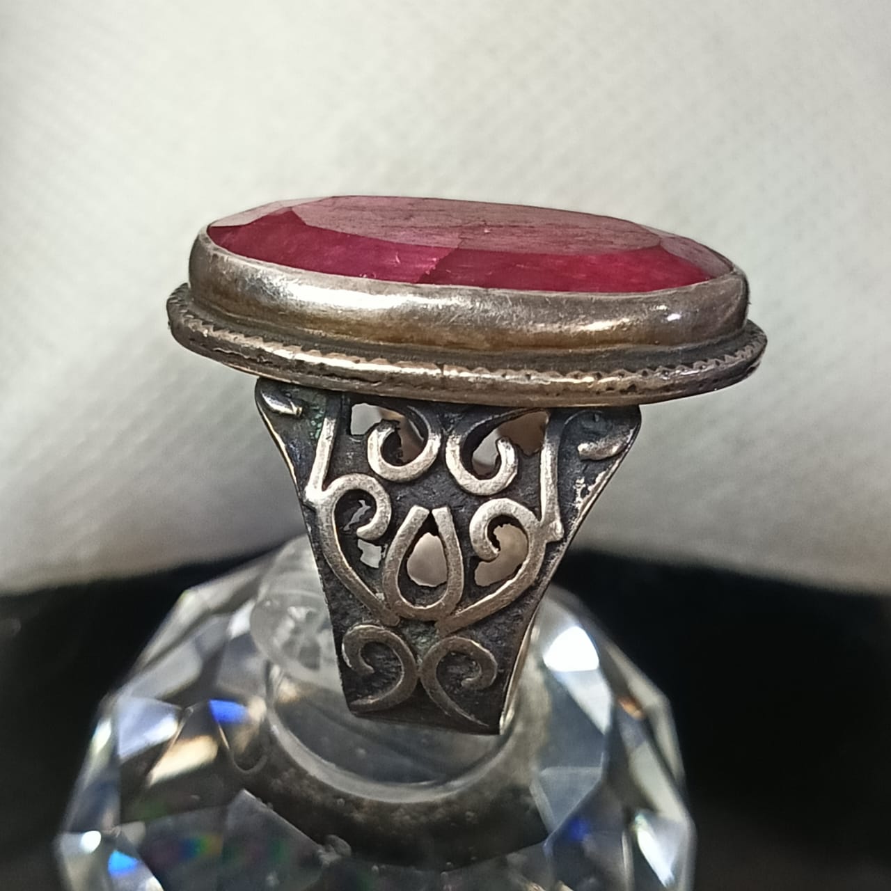 خاتم مميز تحفة فضة بحجر ياقوت طبيعي