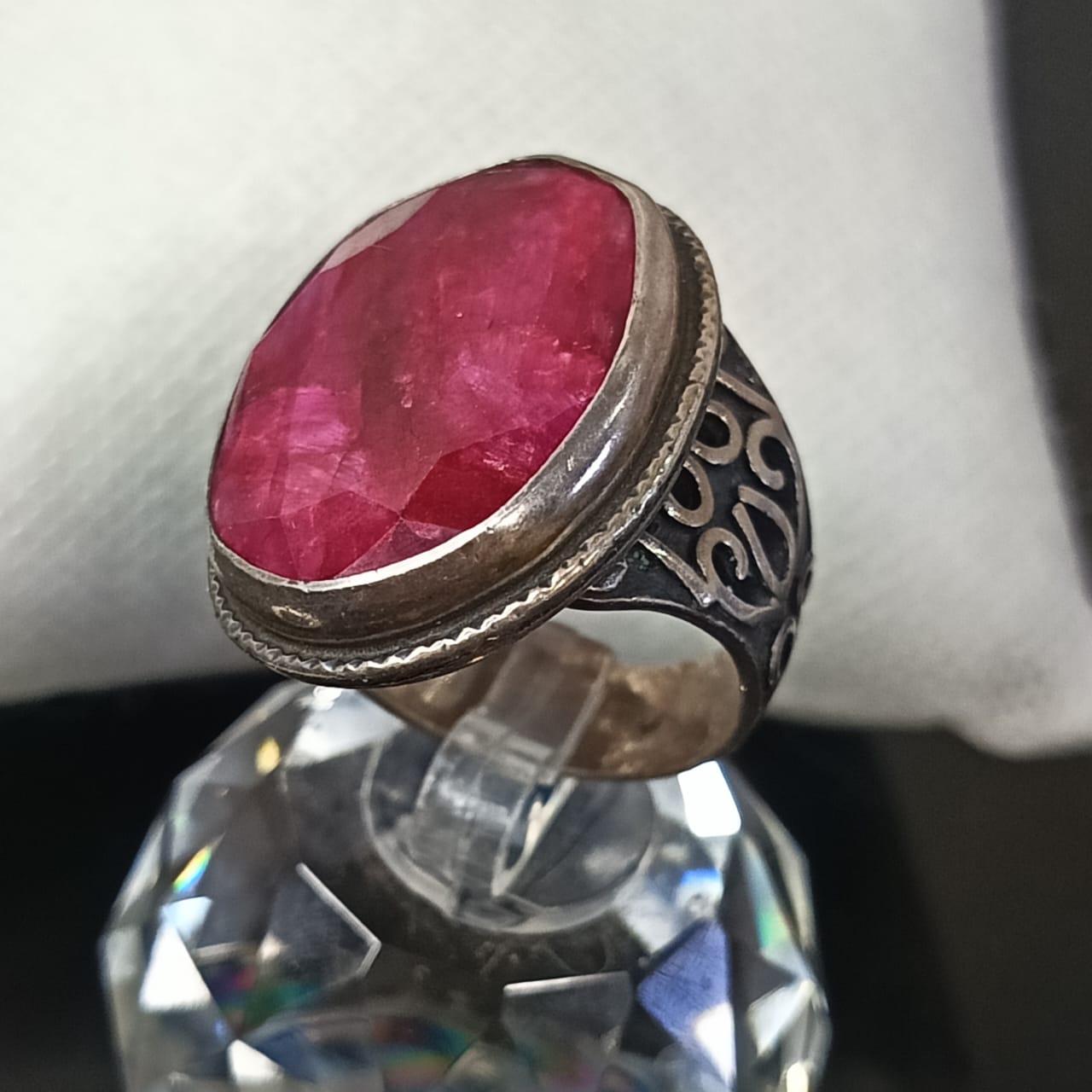 خاتم مميز تحفة فضة بحجر ياقوت طبيعي