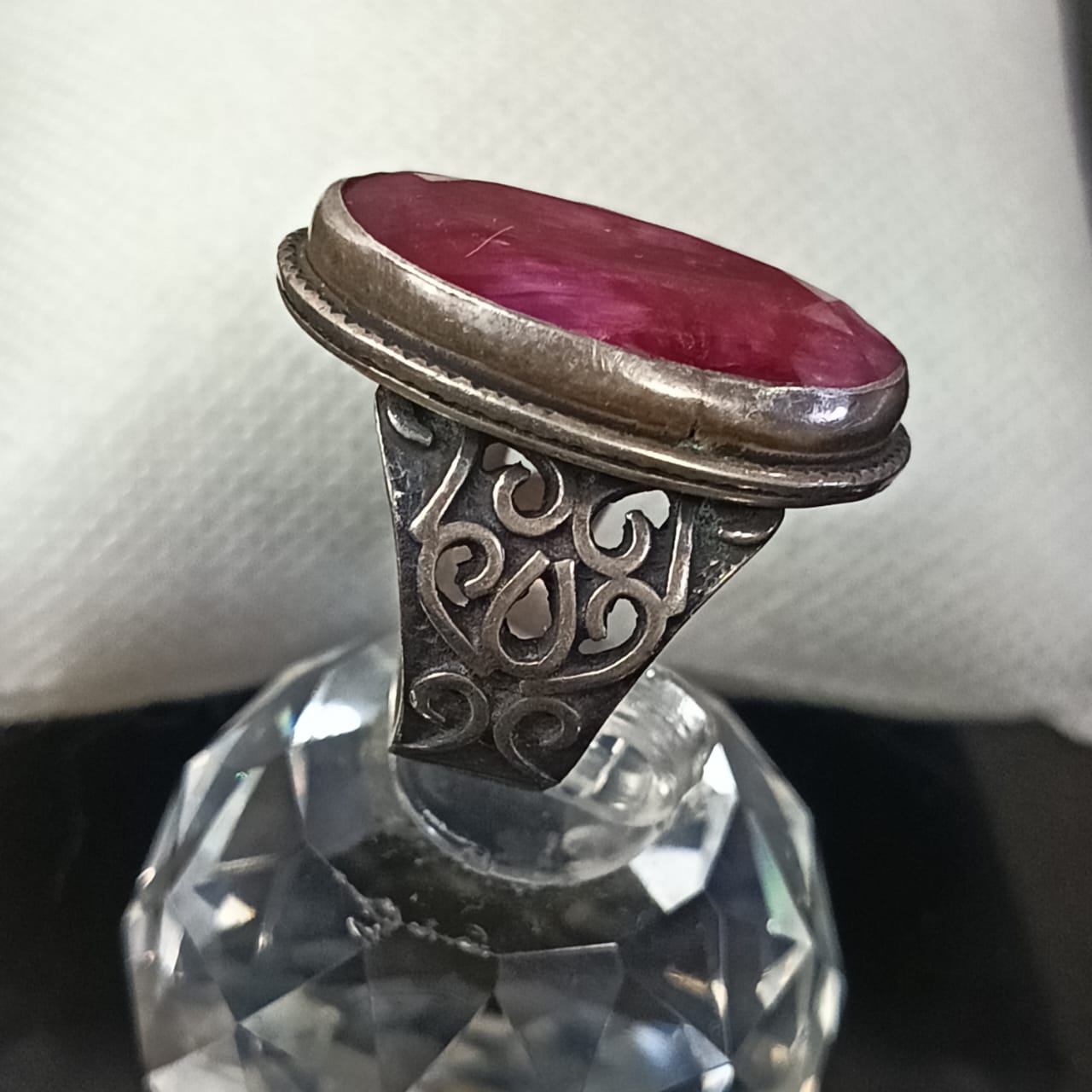 خاتم مميز تحفة فضة بحجر ياقوت طبيعي