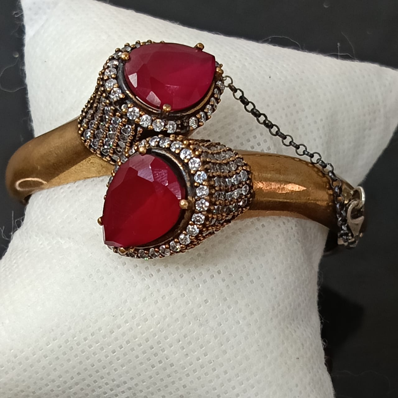 سوار تحفة فضة ونحاس أحمر لامع بحجر ياقوت