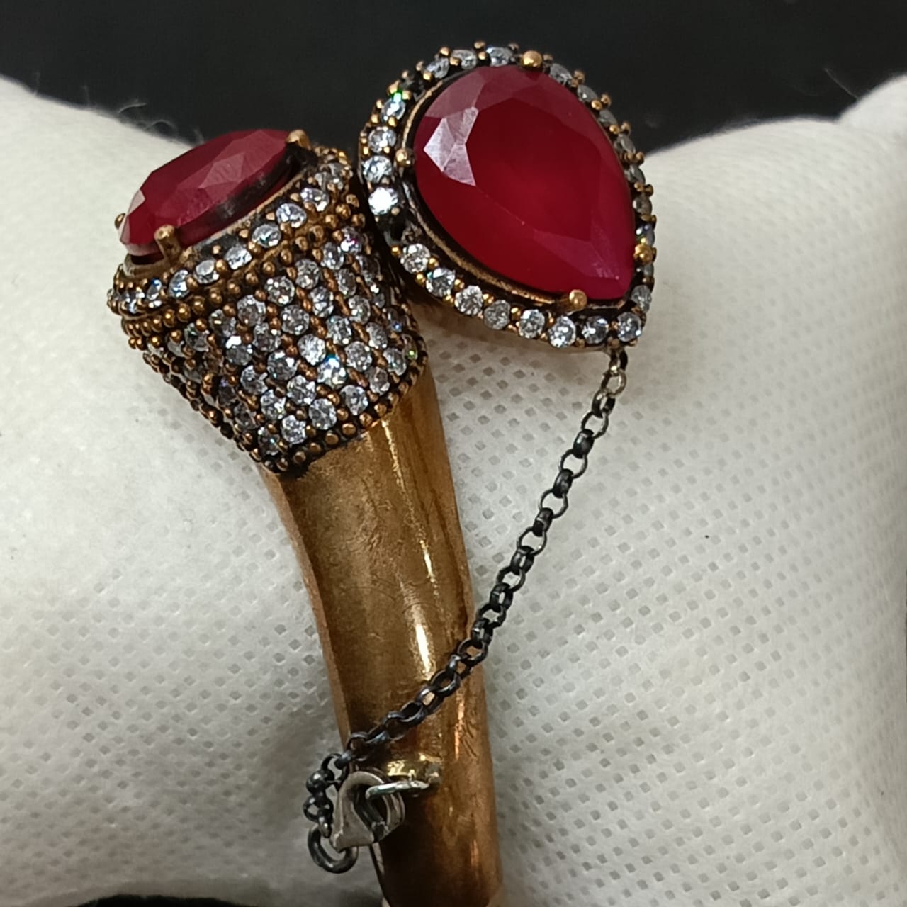 سوار تحفة فضة ونحاس أحمر لامع بحجر ياقوت