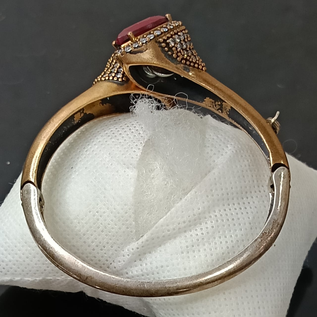 سوار تحفة فضة ونحاس أحمر لامع بحجر ياقوت