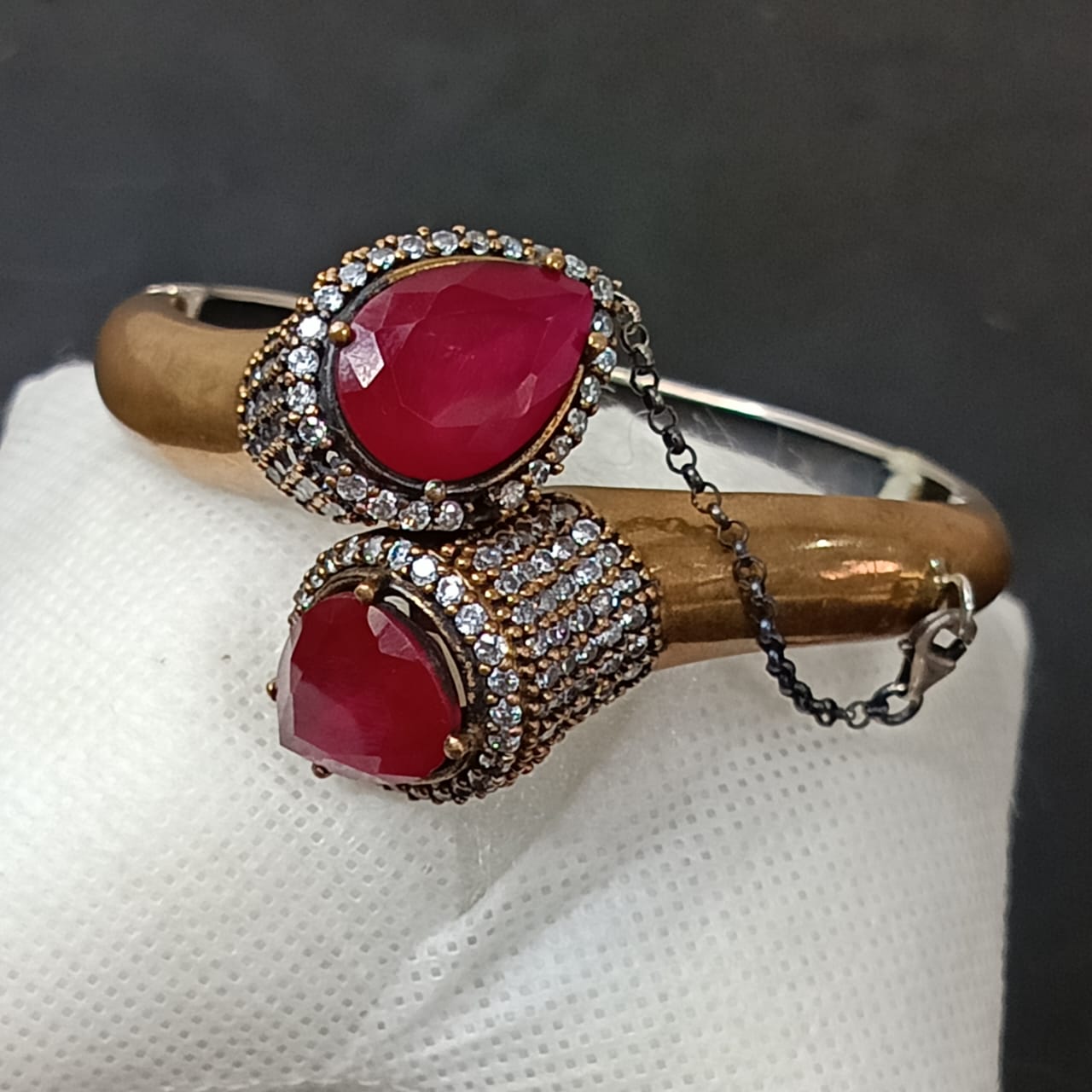 سوار تحفة فضة ونحاس أحمر لامع بحجر ياقوت