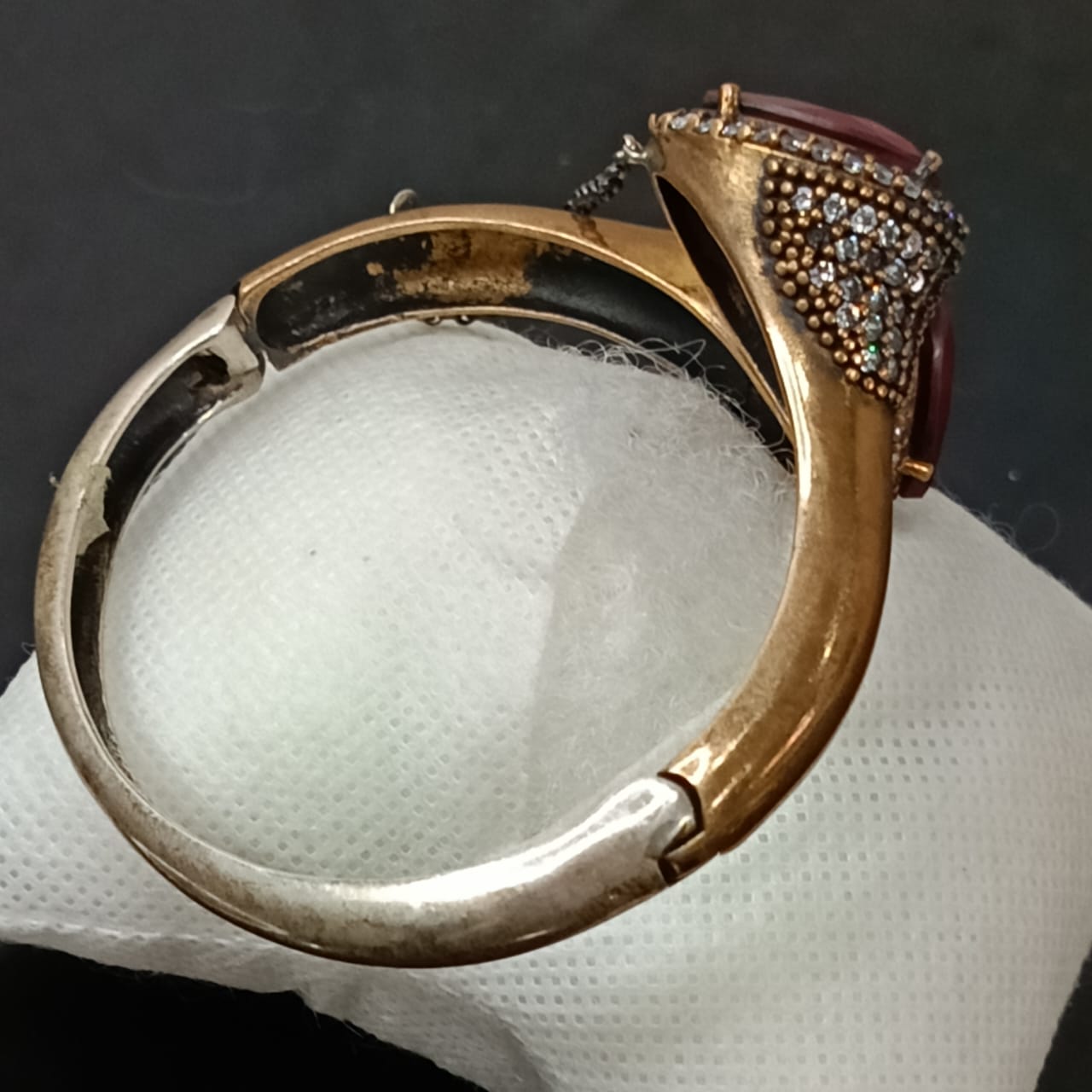 سوار تحفة فضة ونحاس أحمر لامع بحجر ياقوت