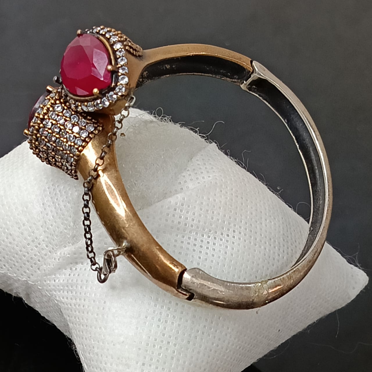 سوار تحفة فضة ونحاس أحمر لامع بحجر ياقوت