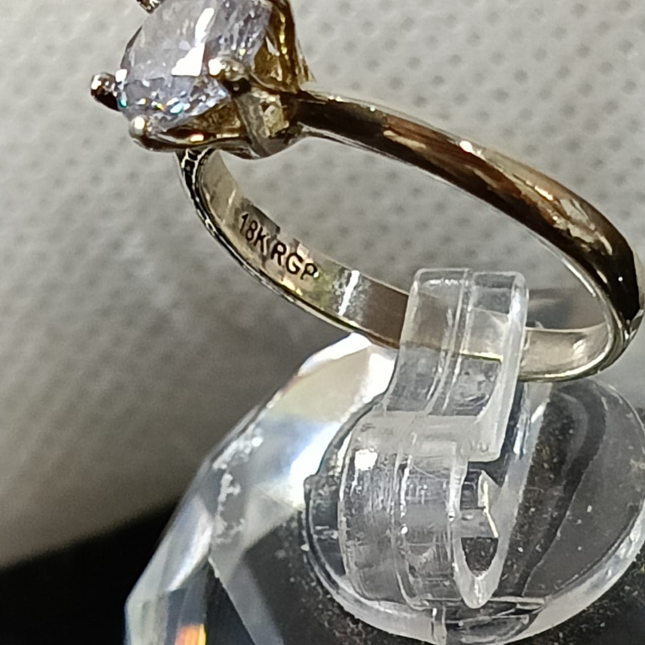 خاتم بلاكي أبيض 18 عيار بحجر زركون طبيعي