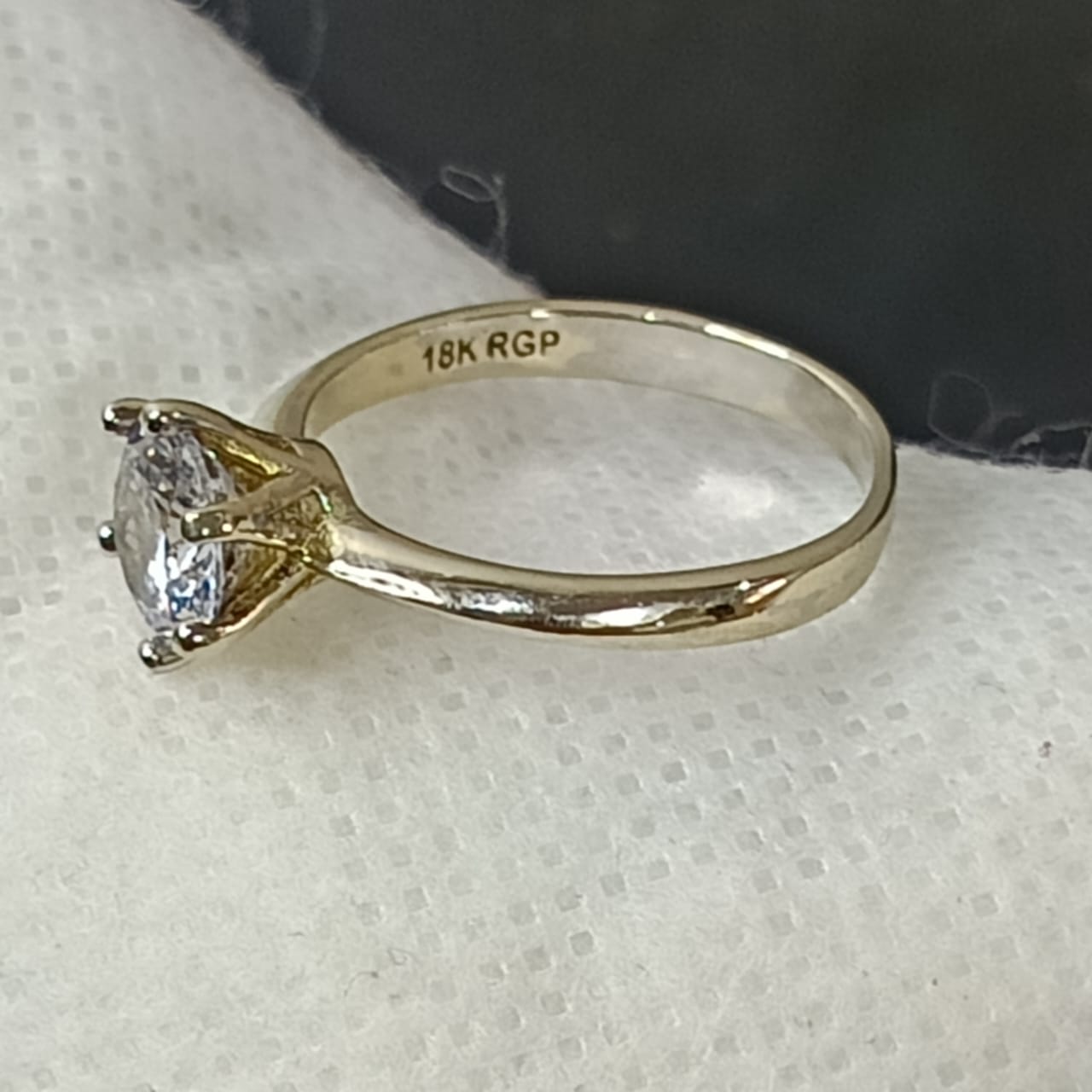 خاتم بلاكي أبيض 18 عيار بحجر زركون طبيعي