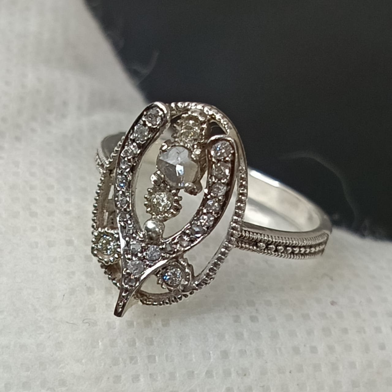 خاتم فضة نسائي و ذهب 9 عيار أبيض مرصع بحجر ماس