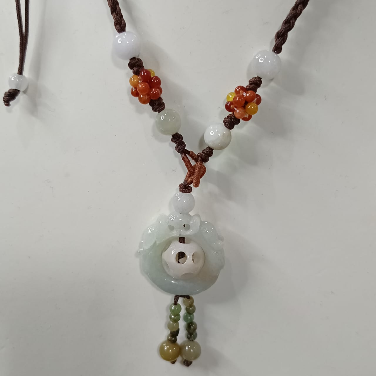 عقد تحفة بحجر جاد نقي