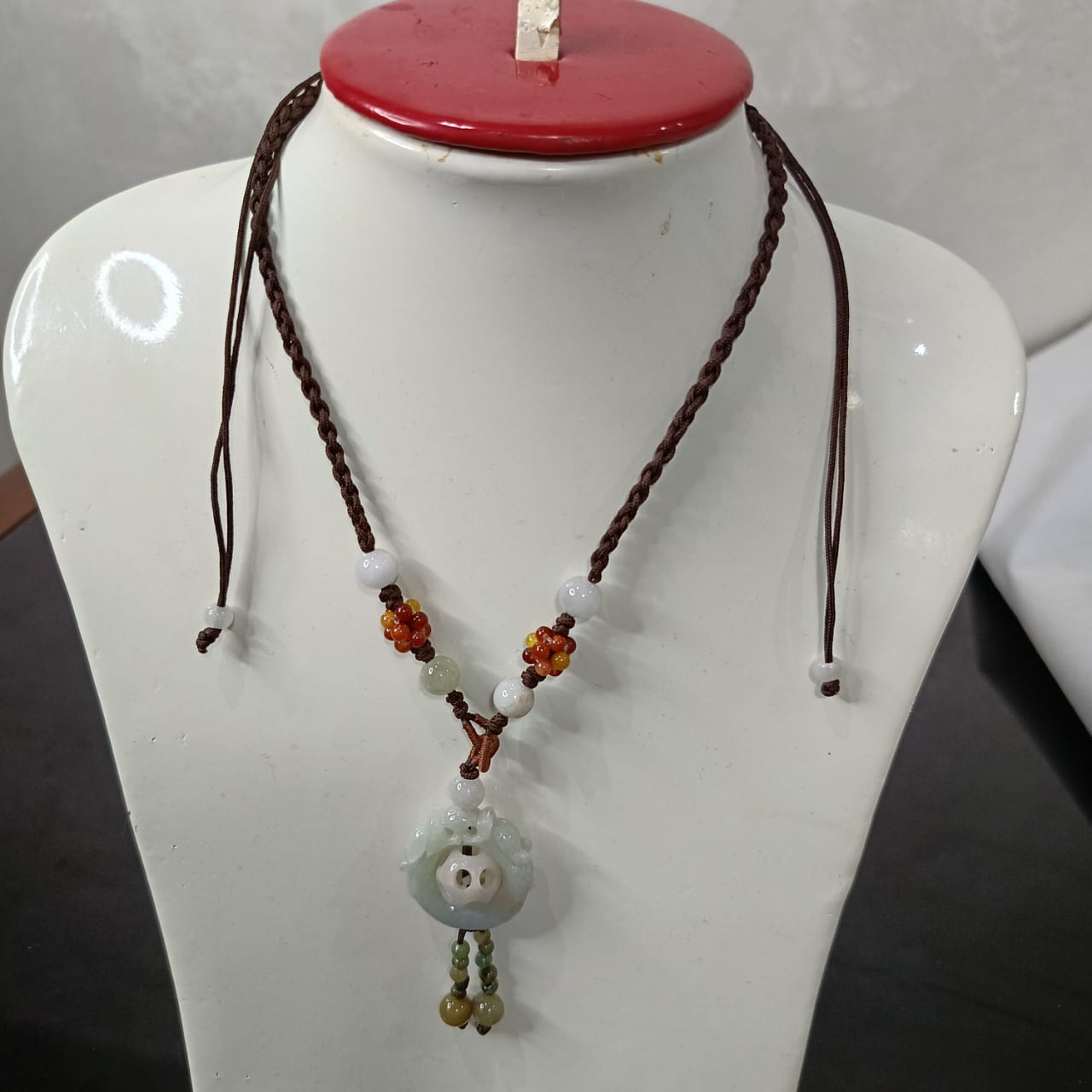 عقد تحفة بحجر جاد نقي