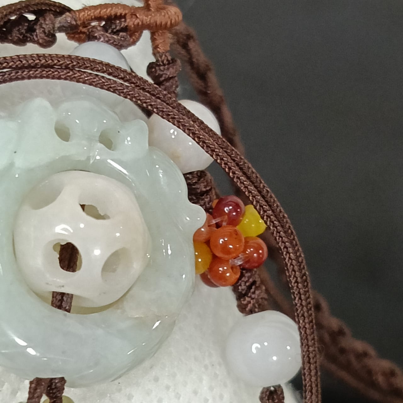 عقد تحفة بحجر جاد نقي