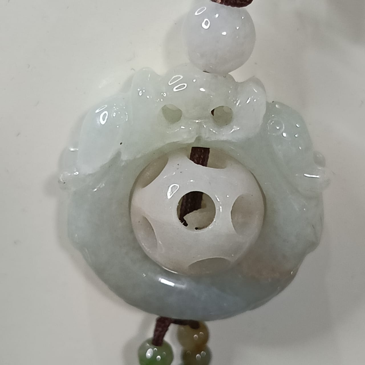 عقد تحفة بحجر جاد نقي