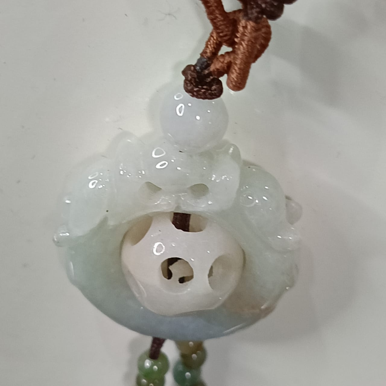 عقد تحفة بحجر جاد نقي