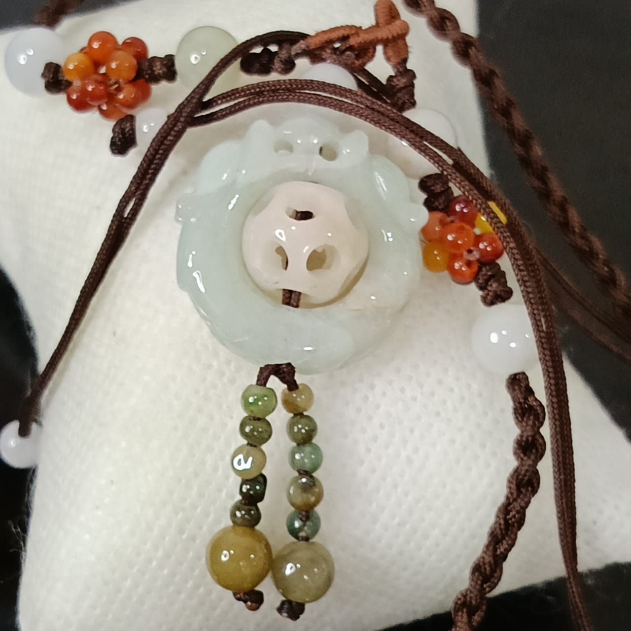 عقد تحفة بحجر جاد نقي