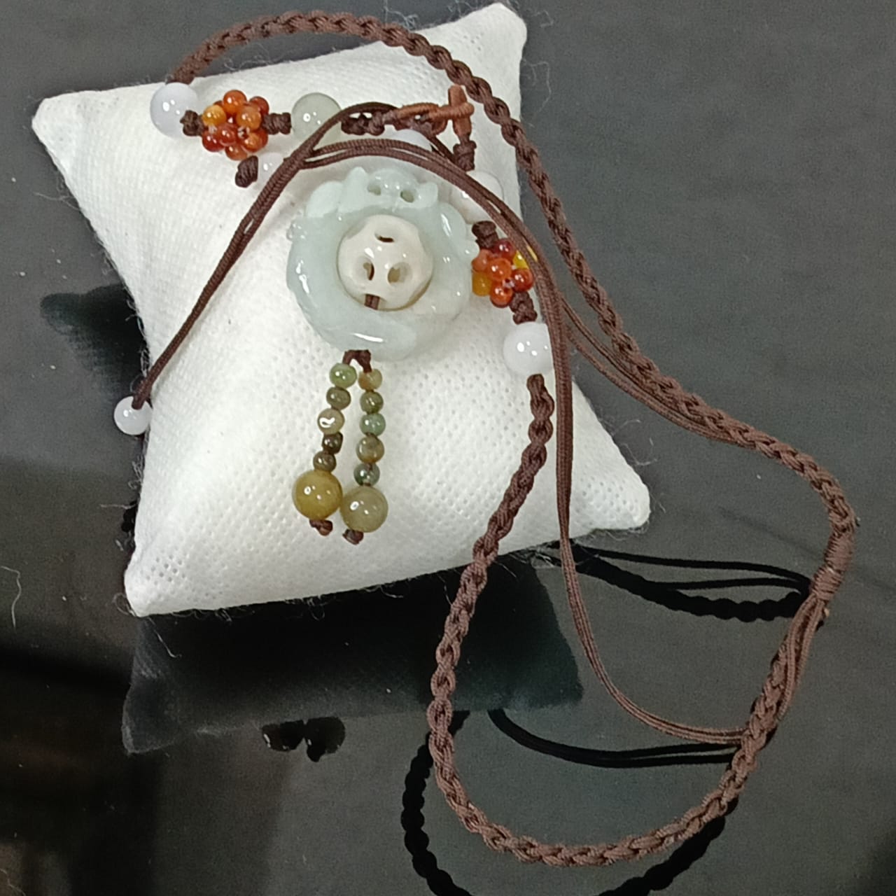 عقد تحفة بحجر جاد نقي