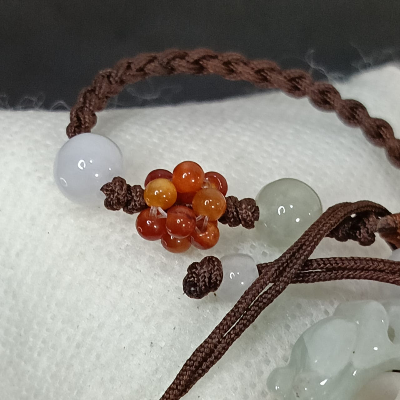 عقد تحفة بحجر جاد نقي