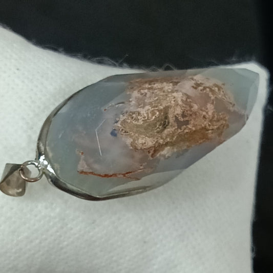 قلادة تحفة بحجر طبيعي