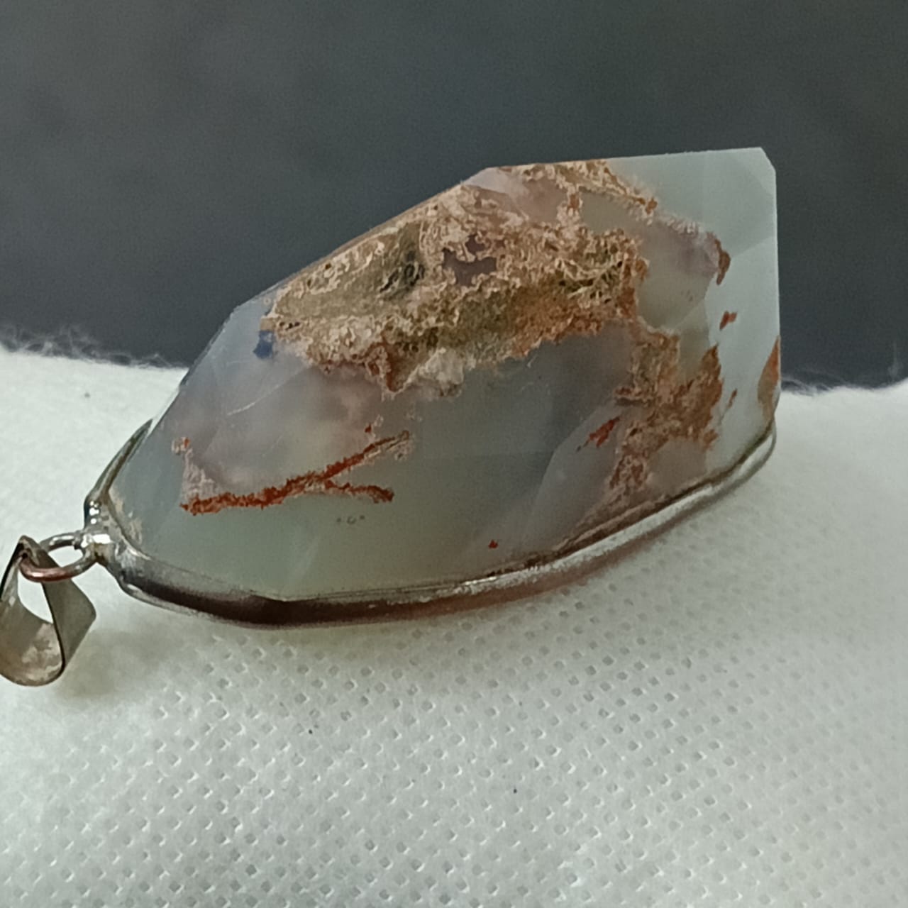 قلادة تحفة بحجر طبيعي