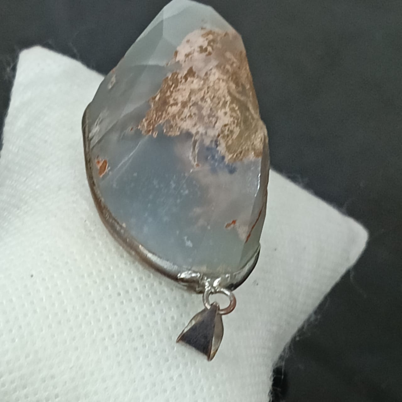 قلادة تحفة بحجر طبيعي