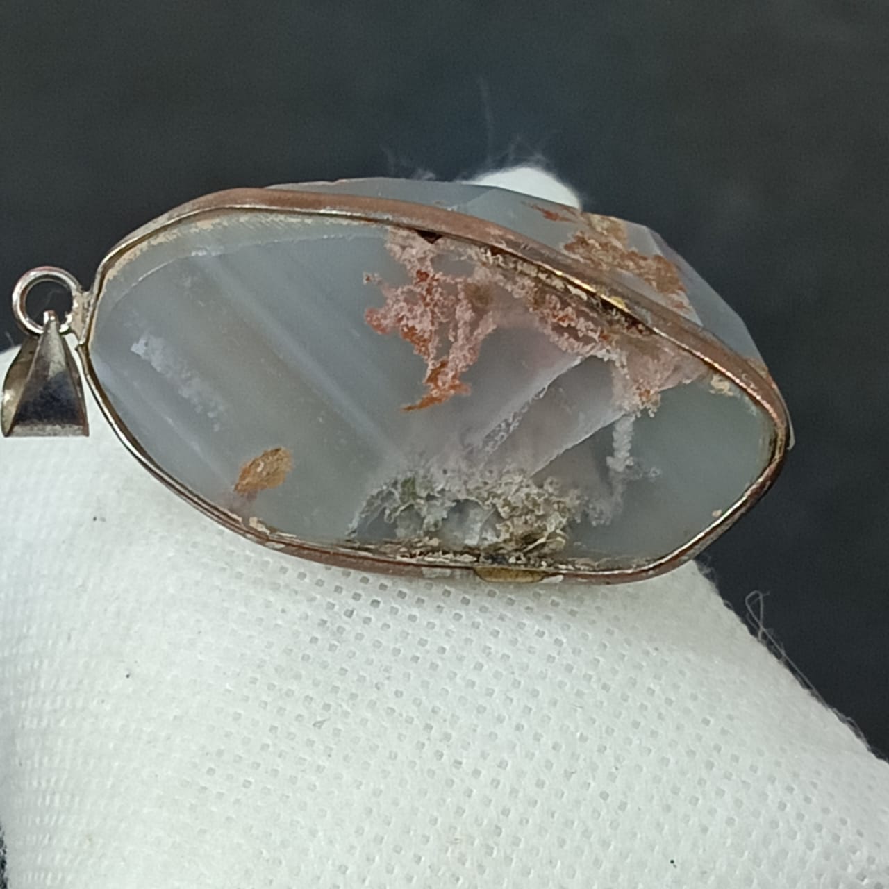 قلادة تحفة بحجر طبيعي