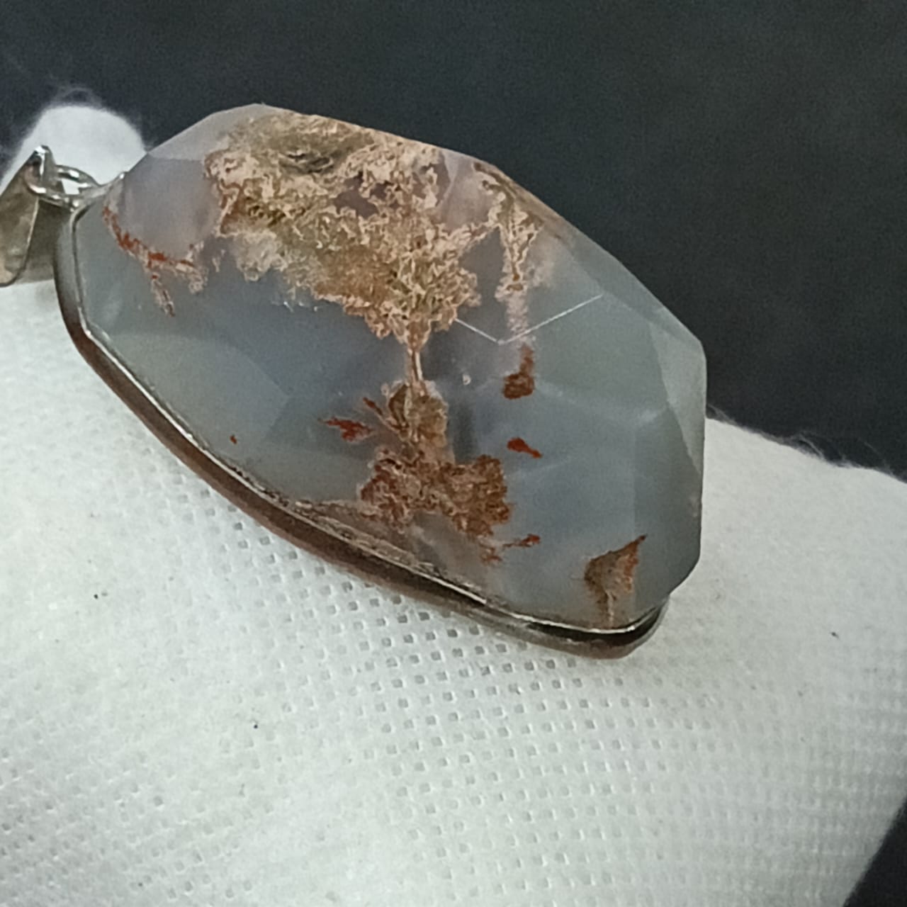 قلادة تحفة بحجر طبيعي