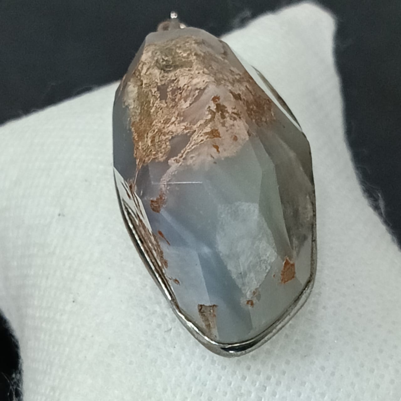 قلادة تحفة بحجر طبيعي