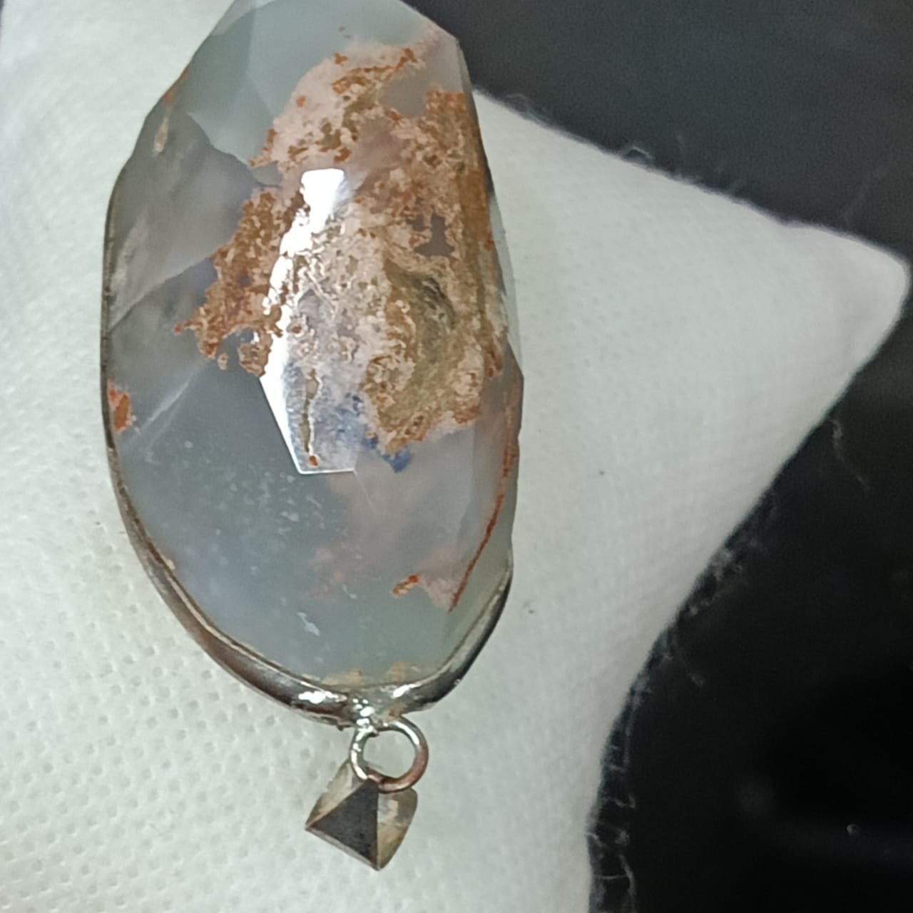 قلادة تحفة بحجر طبيعي