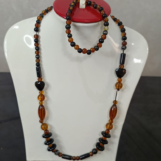 عقد وسوار بحجر كهرامان