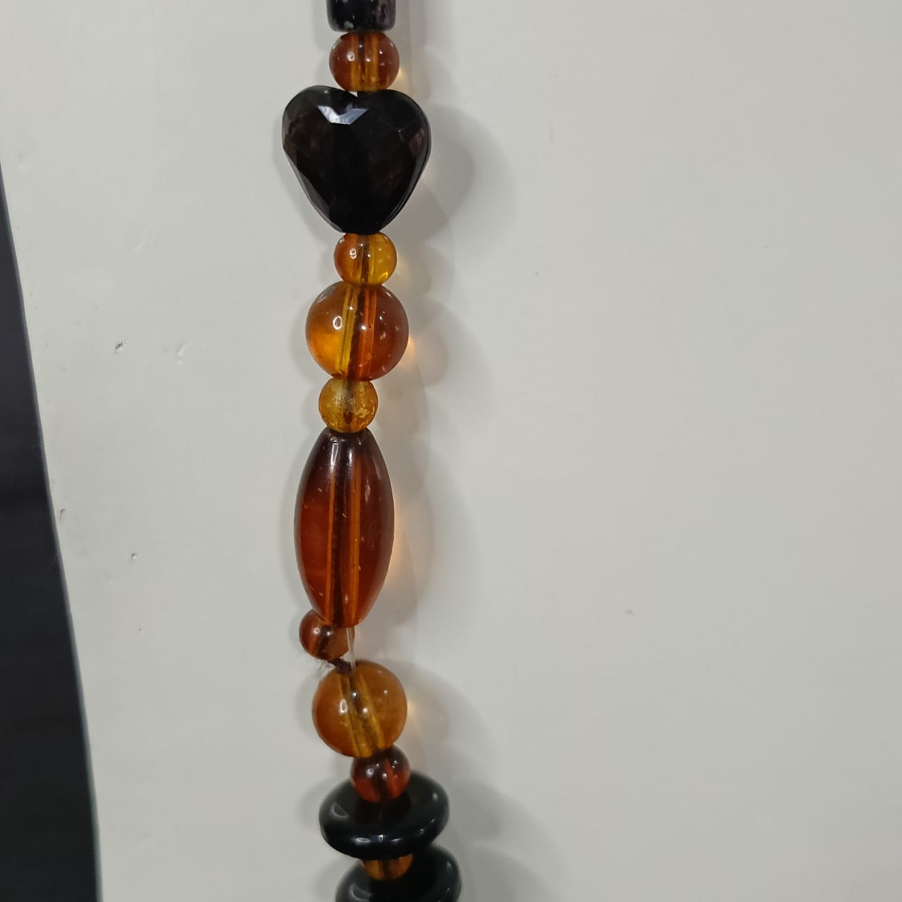 عقد وسوار بحجر كهرامان