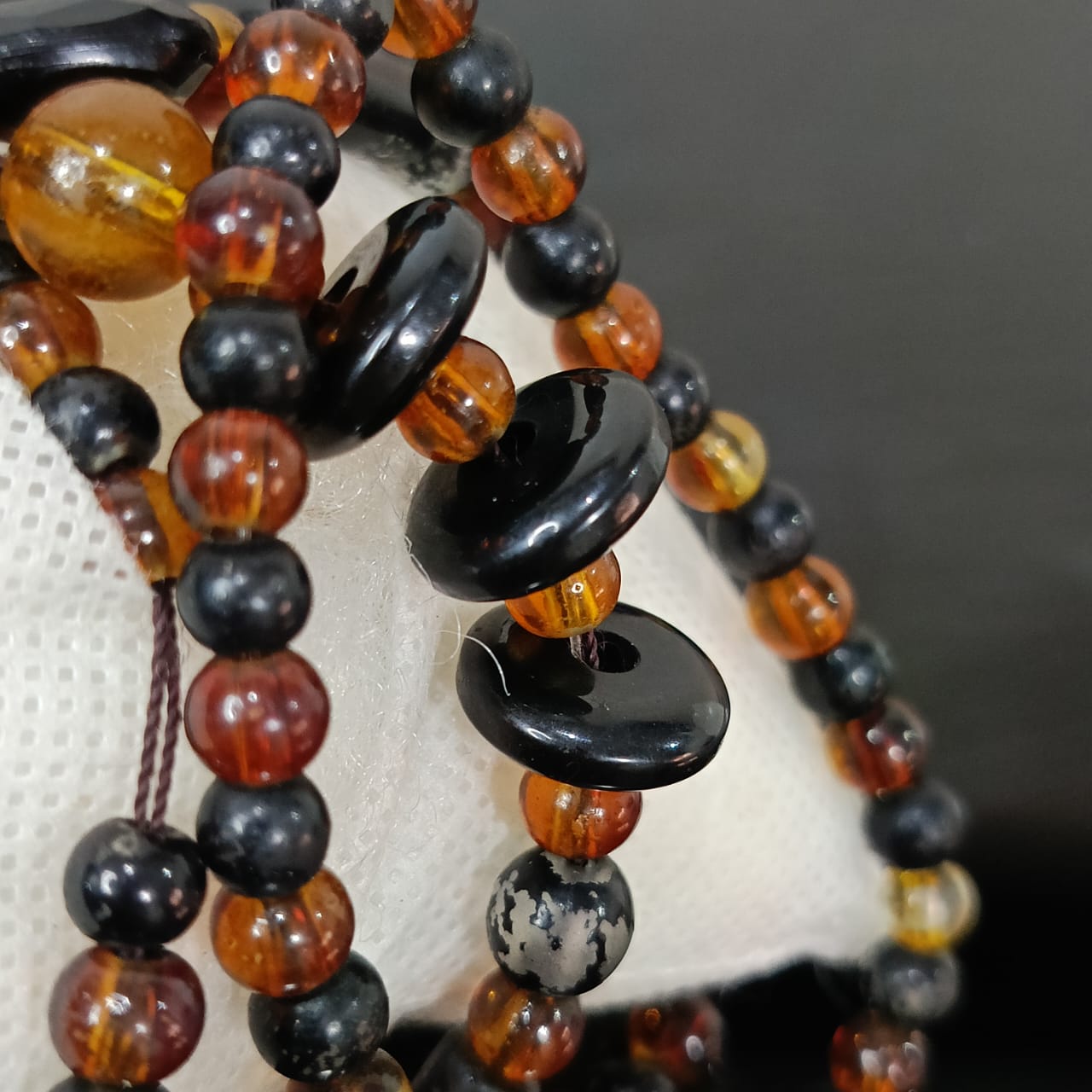 عقد وسوار بحجر كهرامان