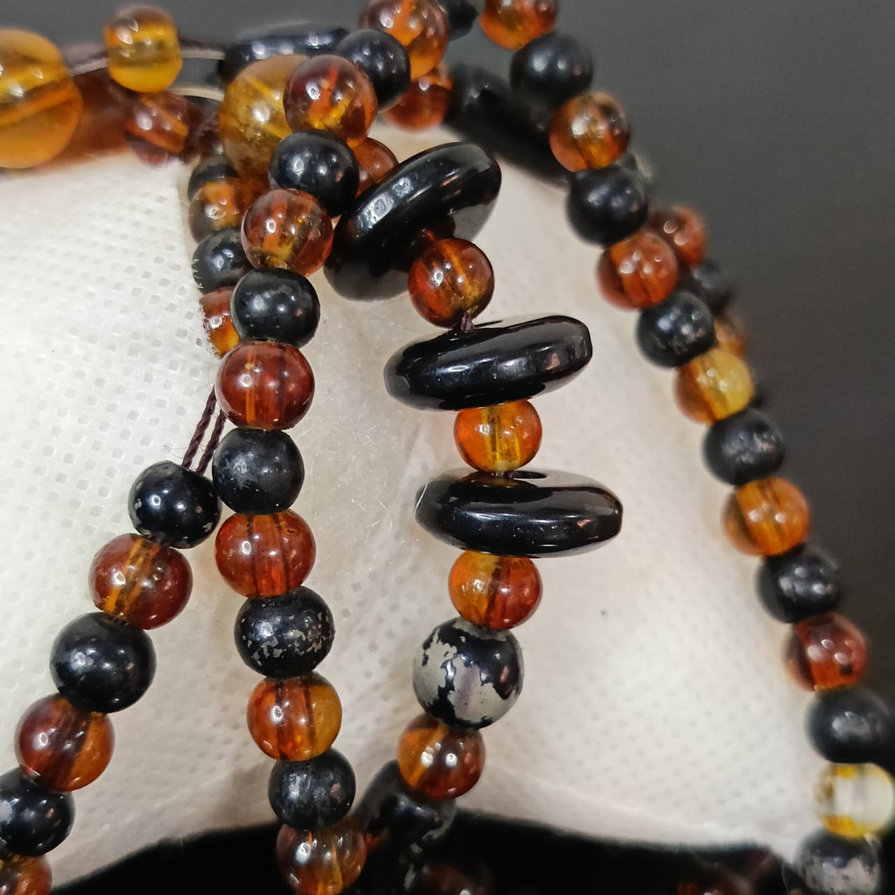 عقد وسوار بحجر كهرامان