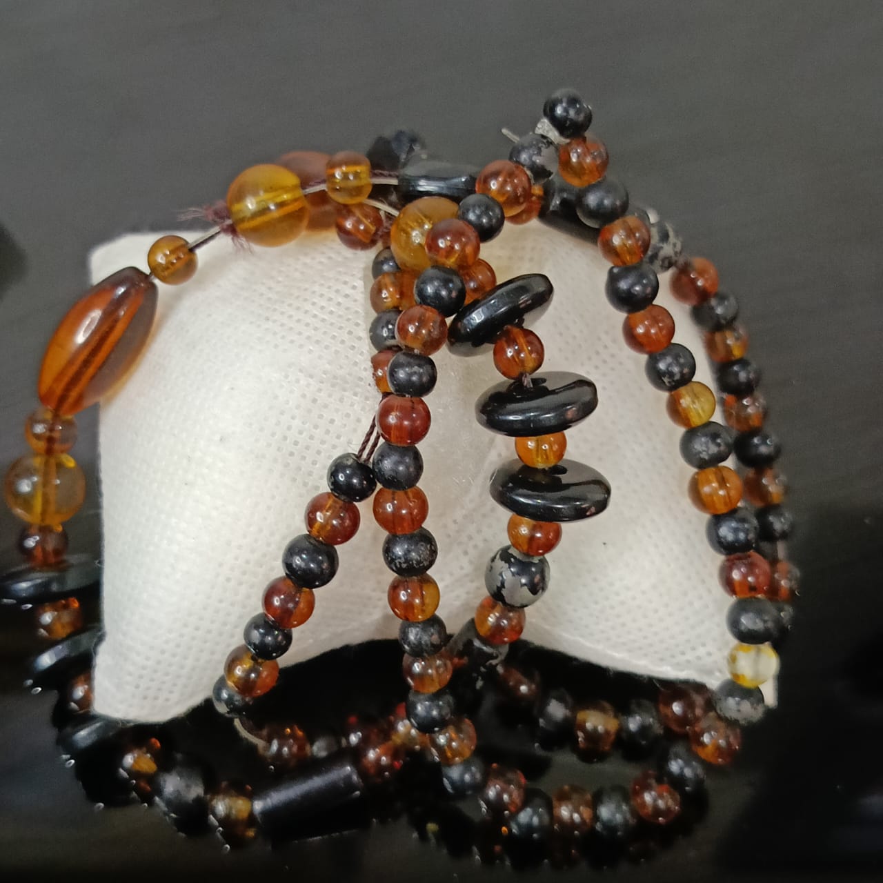 عقد وسوار بحجر كهرامان