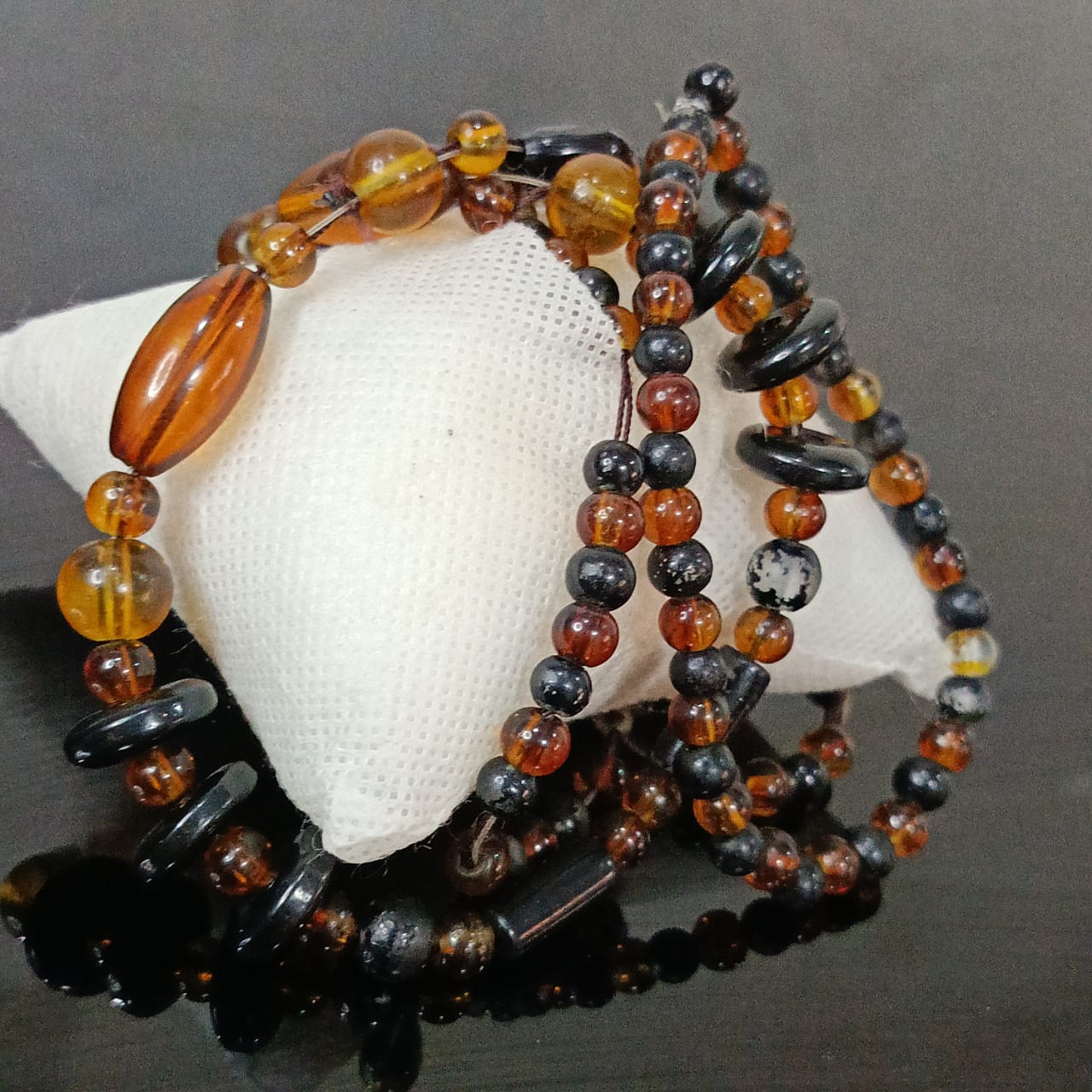 عقد وسوار بحجر كهرامان