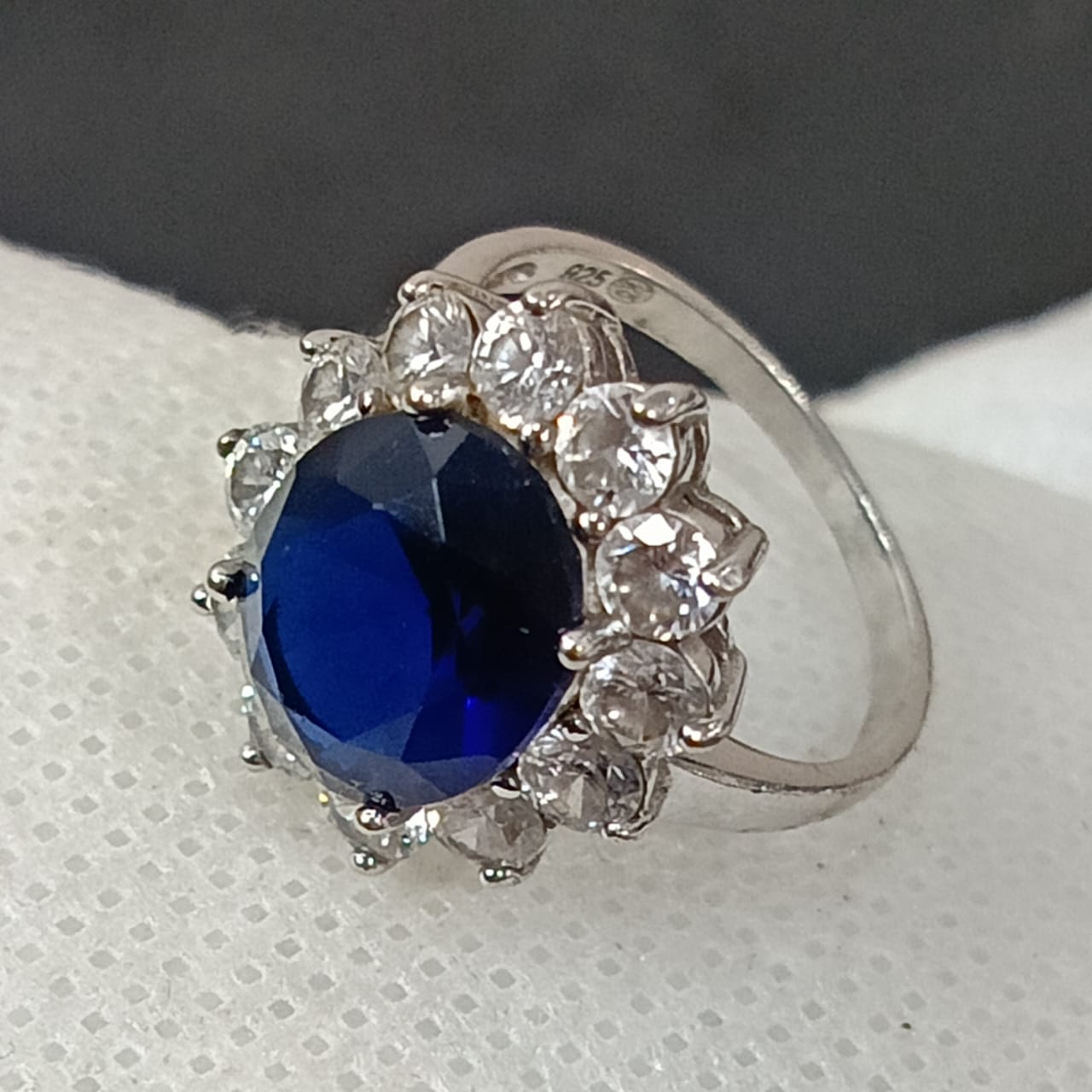 خاتم فضة نسائي مرصع بالأحجار