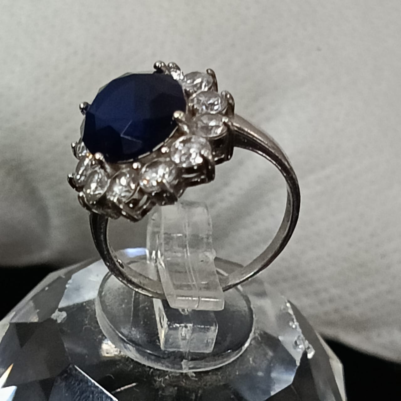 خاتم فضة نسائي مرصع بالأحجار