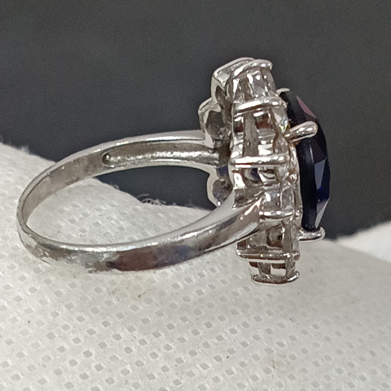 خاتم فضة نسائي مرصع بالأحجار