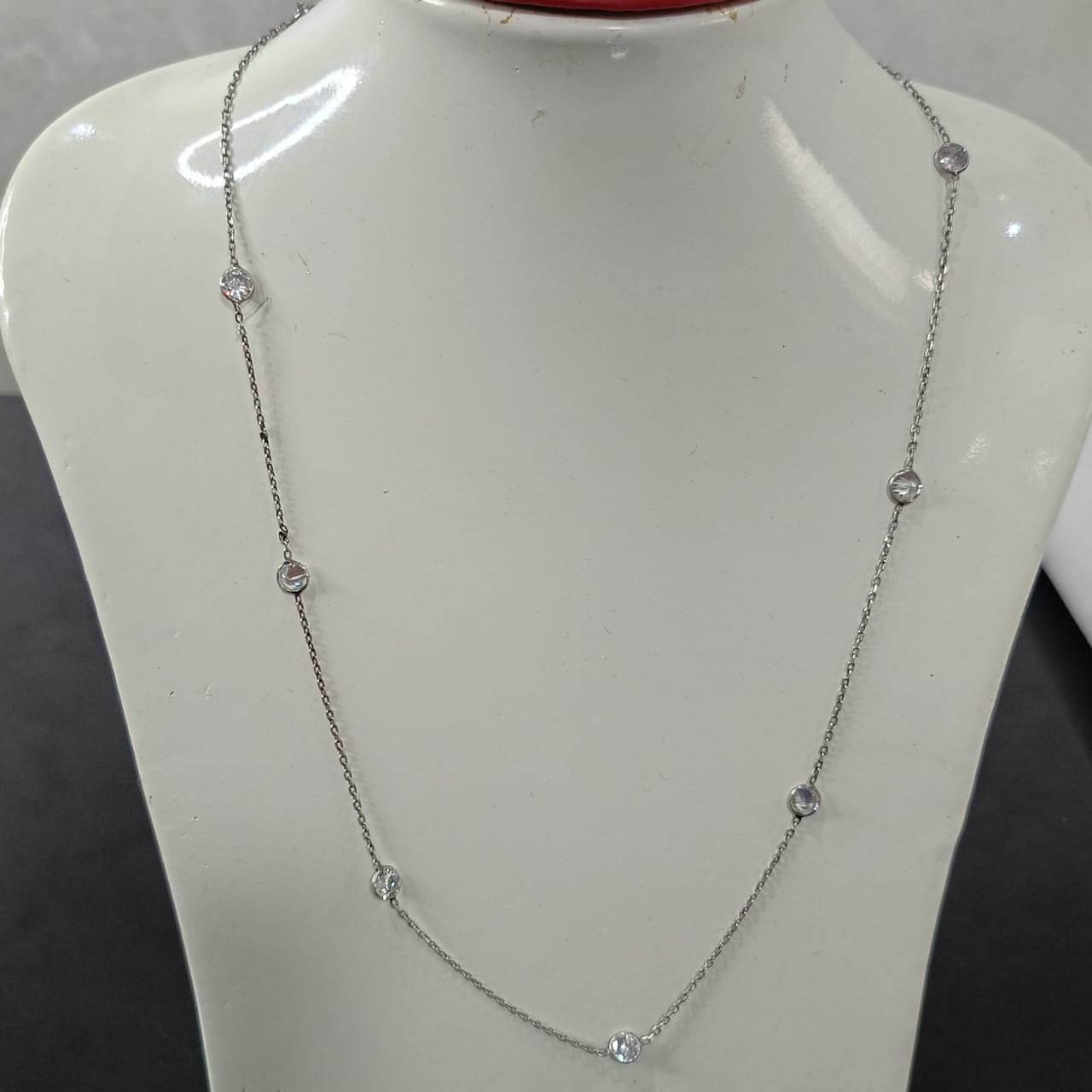 سلسلة فضة بأحجار