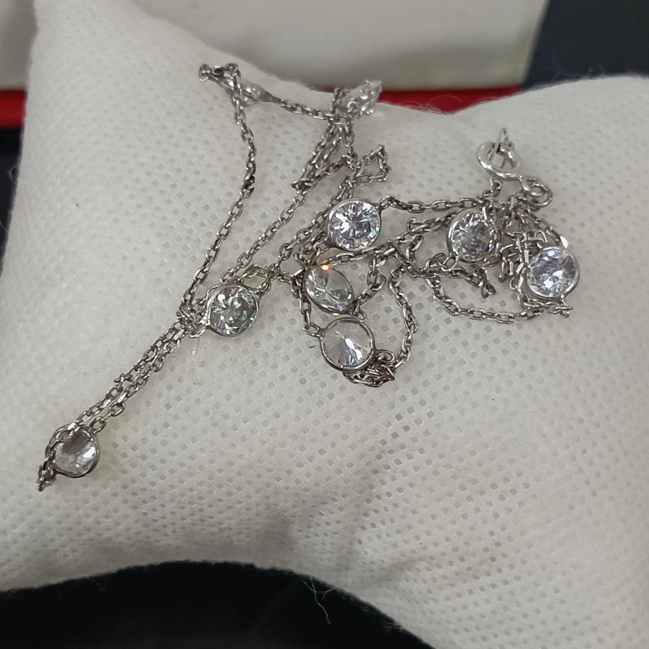 سلسلة فضة بأحجار