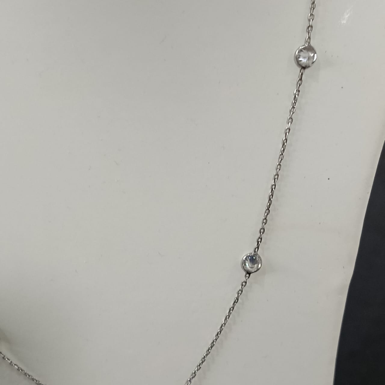 سلسلة فضة بأحجار